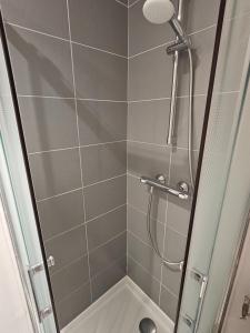 una ducha con puerta de cristal en un baño en Villa Milady Suite, en Salies-du-Salat