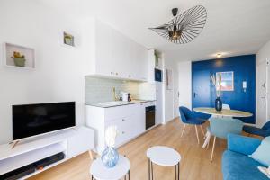 Televisyen dan/atau pusat hiburan di Nice Renting - CARNOT - Escape to French Riviera Terrace with Sea View