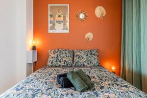 Katil atau katil-katil dalam bilik di Nice Renting - CARNOT - Escape to French Riviera Terrace with Sea View