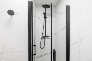 Bilik mandi di Nice Renting - CARNOT - Escape to French Riviera Terrace with Sea View +9 gambar