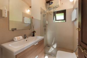 Ảnh trong thư viện ảnh của SaffronStays Bay Watch - 3BR beachfront pool villa with bonfire, gazebo & coconut grove lawns along Kelwa shoreline ở Māhīm