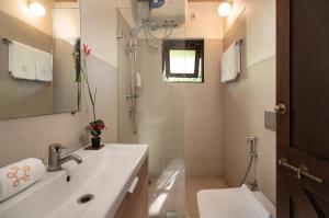 Ảnh trong thư viện ảnh của SaffronStays Bay Watch - 3BR beachfront pool villa with bonfire, gazebo & coconut grove lawns along Kelwa shoreline ở Māhīm