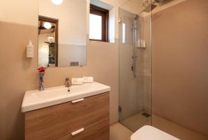 Ảnh trong thư viện ảnh của SaffronStays Bay Watch - 3BR beachfront pool villa with bonfire, gazebo & coconut grove lawns along Kelwa shoreline ở Māhīm