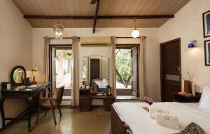 Ảnh trong thư viện ảnh của SaffronStays Bay Watch - 3BR beachfront pool villa with bonfire, gazebo & coconut grove lawns along Kelwa shoreline ở Māhīm +42 ảnh