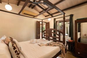 Postel nebo postele na pokoji v ubytování SaffronStays Bay Watch, Palghar - beachfront pool villa at Kelwa Beach + 42 fotografií