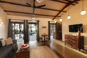 TV a/nebo společenská místnost v ubytování SaffronStays Bay Watch, Palghar - beachfront pool villa at Kelwa Beach