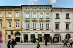 een groep mensen die voor gebouwen lopen bij Flo Boutique - LoftAffair Collection in Krakau