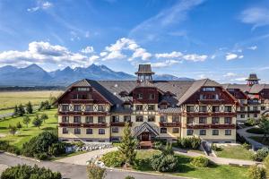 una vista aerea di un resort con montagne sullo sfondo di Apartmán KaTry a Veľká Lomnica