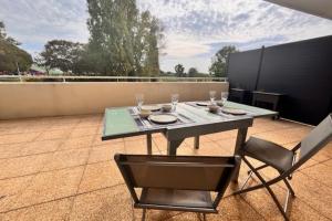 Un balcón o terraza de Bright apartment in Aytré for 4 people 4 fotos más