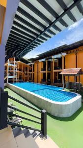 duży basen w środku budynku w obiekcie Shari-LA Resort - Perhentian Kecil BS w mieście Kampong Pasir Panjang