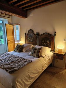 Un pat sau paturi într-o cameră la La maison du lac +13 fotografii