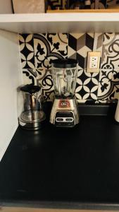 a blender sitting on top of a black counter at Departamento moderno a un lado de la feria in Pachuca de Soto +32 photos