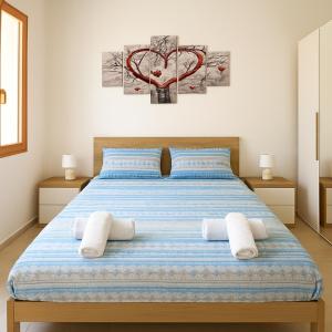 una camera da letto con un letto dipinto a cuore sul muro di Adriatic Suite - Casa vacanze nel Salento a SantʼAndrea Altre 19 foto