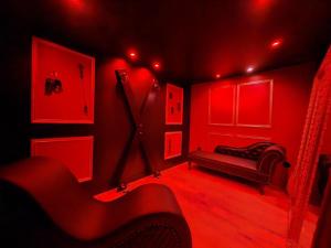 Camera rossa con divano e sedia. di Love room Émeraude & Pièce Secrète a Niederbetschdorf