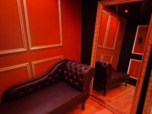 Χώρος καθιστικού στο Love room Émeraude & Pièce Secrète