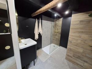 Ένα μπάνιο στο Love room Émeraude & Pièce Secrète