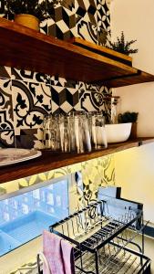 a rack of glasses on a shelf in a kitchen at Departamento moderno a un lado de la feria in Pachuca de Soto