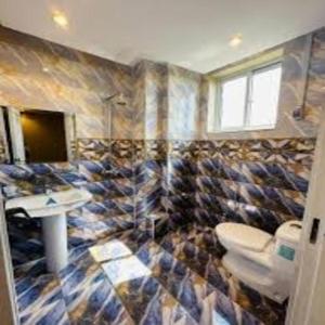 un baño con inodoro y lavabo en Stay Maison, en Rawalpindi 5 fotos más