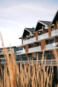 ein hohes Gebäude mit vielen Fenstern in der Unterkunft Laguna Beskidów Resort - Apartamenty Royal in Zarzecze