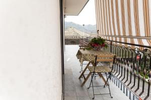 a balcony with a table with flowers on it at Il Noccioleto in Linguaglossa