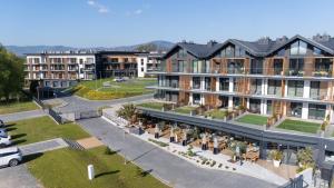 eine Luftansicht eines Apartmentkomplexes in der Unterkunft Laguna Beskidów Resort - Apartamenty Royal in Zarzecze