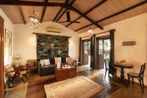 Posezení v ubytování SaffronStays Bay Watch, Palghar - beachfront pool villa at Kelwa Beach