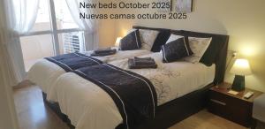 Katil atau katil-katil dalam bilik di Luxury apartment in central Almerimar with Free Secure Parking