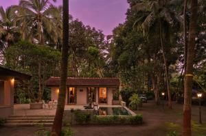 Zahrada ubytování SaffronStays Bay Watch, Palghar - beachfront pool villa at Kelwa Beach