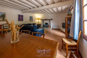 - une salle à manger et un salon avec une table dans l'établissement Mas Sant Jordi, à Alénya