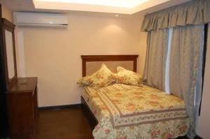 a bedroom with a bed and a window at فندق جاردينيا بلازا- gardinia plaza in Kafr ‘Işām