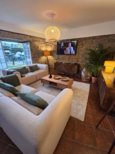 Un televizor și/sau centru de divertisment la Villa Moura - Pool & Jacuzzi