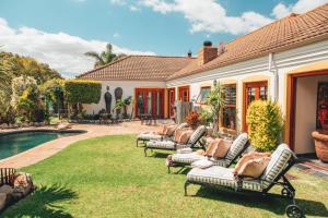 クレインモンドにあるVilla Chad Luxury Guesthouseのラウンジチェアとスイミングプール付きの庭