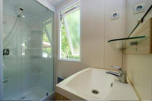 Koupelna v ubytování Eurocamp mobilhomes at Brioni Sunny Campsite