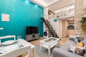 a living room with a couch a table and a tv at Loft de ensueño - Diseño abierto in Estepona