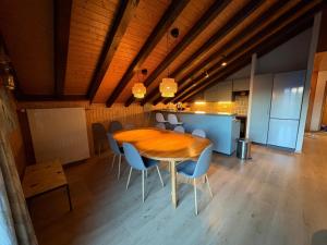 een eetkamer met een houten tafel en stoelen bij Greppons O 040 - MOUNTAIN apartment 8 pers in Veysonnaz +10 foto's