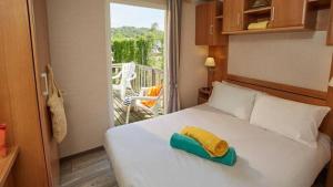 Postel nebo postele na pokoji v ubytování Eurocamp mobilhomes at Brioni Sunny Campsite