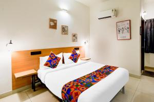 Postel nebo postele na pokoji v ubytování FabHotel Casa Grand