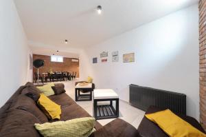 una sala de estar con un sofá y una mesa en Villa Stanic, en Seline