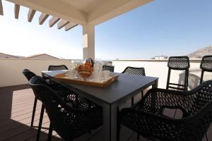 Una mesa con una bandeja de comida en un balcón. en Villa Stanic, en Seline