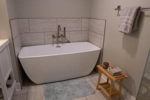 Habitación con baño con bañera blanca grande. en Cozy Roanoke Retreat Quiet & Convenient Stay, en Ruxton
