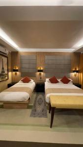 sypialnia z 2 łóżkami i ławką w obiekcie Shari-LA Resort - Perhentian Kecil BS w mieście Kampong Pasir Panjang