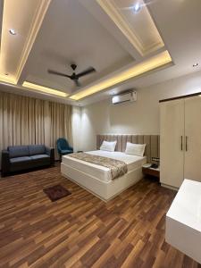 Ένα ή περισσότερα κρεβάτια σε δωμάτιο στο Hotel Sharanga +79 φωτογραφίες