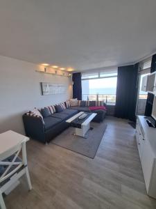 un soggiorno con un divano e un tavolo di Strandhotel Wohnung 30 a Dahme Altre 5 foto