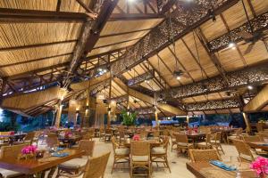 מסעדה או מקום אחר לאכול בו ב-Pearl Farm Beach Resort