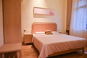 a bedroom with a large bed in a room at Shushushe B&B in Jiawan