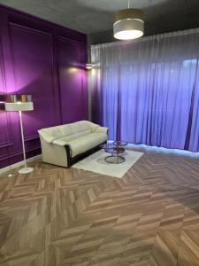 Un pat sau paturi într-o cameră la Vinetas Apartments Nr5 Purple dream