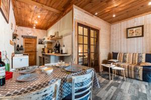a living room with a table and a couch at Gite Des Lys in Monségur