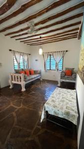een woonkamer met banken en tafels in een kamer bij villa luna in Watamu +29 foto's