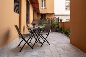 a patio with a table and chairs on a balcony at Roma suite hotel in Rome