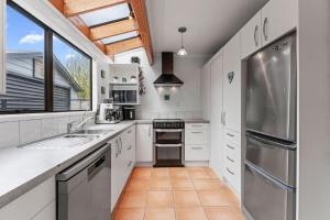 cocina con electrodomésticos blancos y ventana grande en The Keys To Kinloch!, en Kinloch